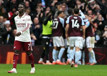 أستون فيلا يهزم أرسنال بثنائية في الدوري الإنجليزي أستون فيلا يهزم أرسنال بثنائية في الدوري الإنجليزي