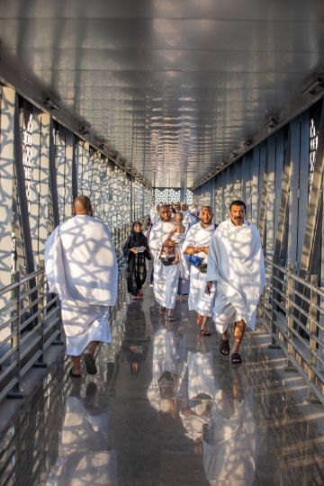 جسور المشاة في العاصمة المقدسة.. بنية حضرية تعزز جودة الحياة وتحقق الأنسنة العصرية