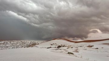 برد كثيف يكسو رمال جنوب حائل.. ومشهد نادر يجذب المتنزهين برد كثيف يكسو رمال جنوب حائل.. ومشهد نادر يجذب المتنزهين