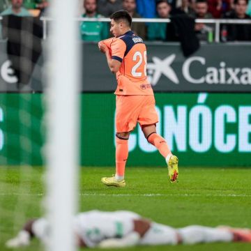 برشلونة يهزم بيتيس بخماسية ويعزز صدارته للدوري الإسباني برشلونة يهزم بيتيس بخماسية ويعزز صدارته للدوري الإسباني