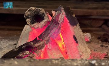 موجة البرد تدفع سكان القصيم لاستخدام الحطب المستورد للتدفئة