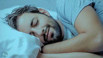 بعد عقود من التركيز على الدماغ.. تقرير: اكتشاف ثوري يربط جودة النوم بصحة الأمعاء