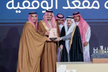 تحت رعاية خادم الحرمين الشريفين ونيابة عنه.. أمير الرياض يكرم الفائزين بجائزة الملك خالد لعام 2025 تحت رعاية خادم الحرمين الشريفين ونيابة عنه.. أمير الرياض يكرم الفائزين بجائزة الملك خالد لعام 2025