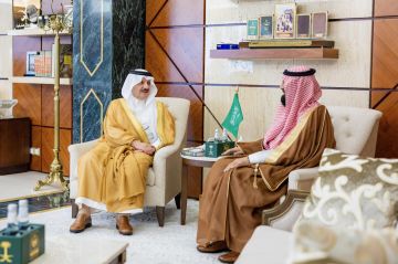 أمير الشرقية يستقبل مدير عام فرع الرئاسة العامة للبحوث العلمية والإفتاء بالمنطقة ورئيس وأعضاء جمعية الرحمة الطبية أمير الشرقية يستقبل مدير عام فرع الرئاسة العامة للبحوث العلمية والإفتاء بالمنطقة ورئيس وأعضاء جمعية الرحمة الطبية