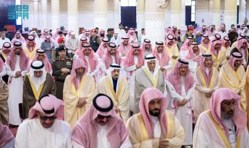 أمير الرياض يؤدي صلاة الميت على والدة الأمير مشعل بن بدر بن سعود