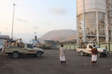 اليمن.. تحالف الشرعية يطلب من المدنيين إخلاء ميناء المكلا بحضرموت