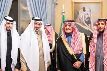 أمير تبوك يكرم مواطنا تقديرا لموقفه الإنساني في التبرع بكليته لابنة صديقه. أمير تبوك يكرم مواطنا تقديرا لموقفه الإنساني في التبرع بكليته لابنة صديقه.