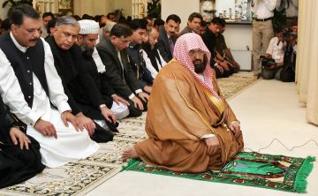 السعودية.. الشيخ السديس يعلق على إلقاء شخص لنفسه من صحن المطاف وما فعله رجل الأمن