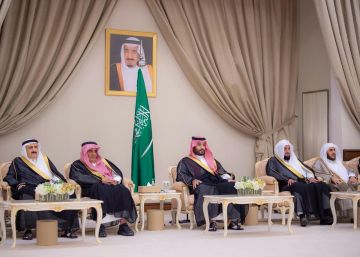 ولي العهد يستقبل الأمراء وجمعا من المواطنين في قصر الخليج بالدمام ولي العهد يستقبل الأمراء وجمعا من المواطنين في قصر الخليج بالدمام