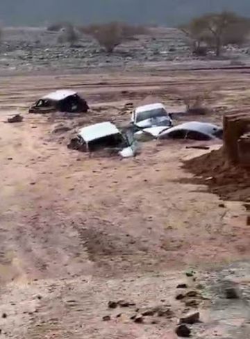 وفاة شاب غرقا في سيول تبوك .. قادما من عمله وجرفته السيول المنقولة من الجبال إلى الوادي