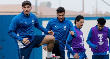 الفريق يغادر اليوم لمواجهة الشارقة في «النخبة».. أزمة نيفيز تثير قلق الهلاليين… والحمدان يرفض العرض