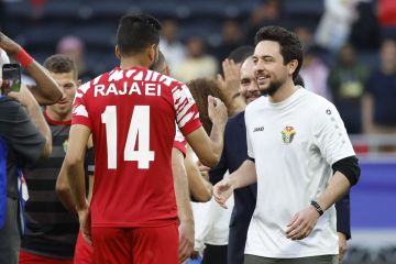 من الملعب.. الأمير الحسين والأمير هاشم يحتفلان مع لاعبي الأردن بالتأهل لنهائي كأس العرب من الملعب.. الأمير الحسين والأمير هاشم يحتفلان مع لاعبي الأردن بالتأهل لنهائي كأس العرب