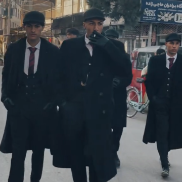 بيكي بلايندرز في قبضة طالبان.. أزياء شيلبي تقود شبابا أفغان للتحقيق بيكي بلايندرز في قبضة طالبان.. أزياء شيلبي تقود شبابا أفغان للتحقيق