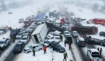 عاصفة ثلجية تتسبب في تصادم 45 مركبة في إنديانا الأمريكية عاصفة ثلجية تتسبب في تصادم 45 مركبة في إنديانا الأمريكية