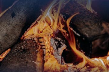 الدفاع المدني يحذر من إشعال الفحم والحطب داخل المنازل ويصدر إرشادات وقائية