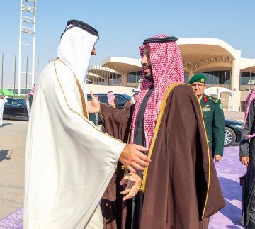 سمو أمير دولة قطر يغادر الرياض وفي مقدمة مودعيه سمو ولي العهد