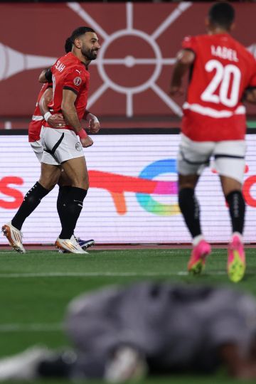 صلاح يقود مصر لتعديل تأخرها إلى انتصار 2-1 على  زيمبابوي