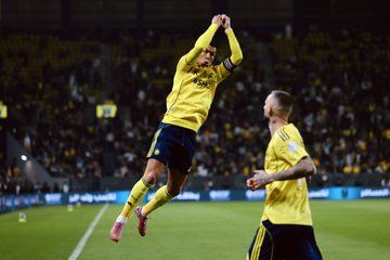 النصر يعبر الأخدود بثلاثية ويعزز صدارته لـ