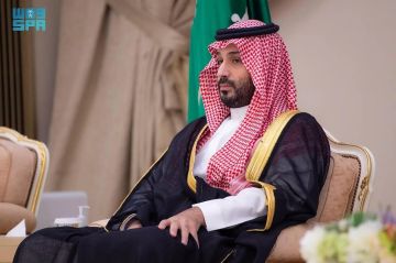 ولي العهد يستقبل أصحاب السمو الأمراء والفضيلة العلماء والمعالي وجمعا من المواطنين في قصر الخليج