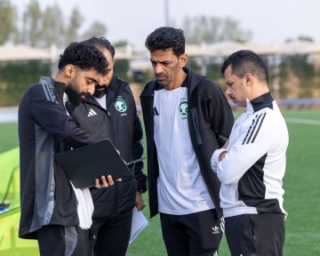 منتج زراعي يلفت اهتمام أمير حائل خلال حفل جائزة التميز البيئي