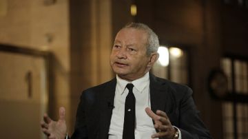 انقطعت أخباره.. ساويرس يعلق على لقاء مؤثر بين سعودي ومسن مصري عمل معه 40 عاما (فيديو)