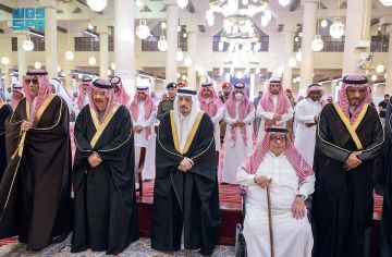أمير الرياض يؤدي صلاة الميت على الأمير عبدالله بن فهد بن عبدالله بن مساعد