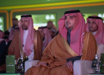 تساقط الثلوج في تبوك واستنفار لتأمين مرتادي جبل اللوز