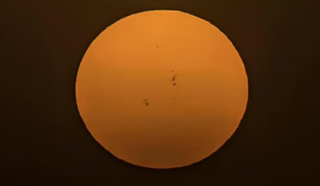 البقعة الشمسية العملاقة رقم 4294 تظهر في سماء الحدود الشمالية