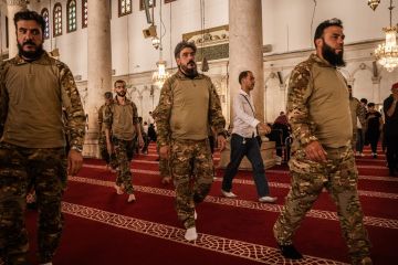 تحت حراسة مشددة ومغطى بستار يحمل شعاري السعودية وسوريا.. صندوق أخضر غامض في المسجد الأموي يثير تكهنات تحت حراسة مشددة ومغطى بستار يحمل شعاري السعودية وسوريا.. صندوق أخضر غامض في المسجد الأموي يثير تكهنات