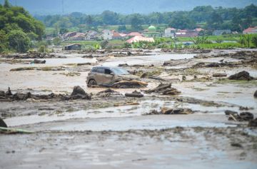إندونيسيا: نحو ألف قتيل وأكثر من 220 مفقودا جراء الفيضانات في سومطرة