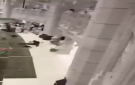 معتمر يلقي بنفسه من الأدوار العلوية للمسجد الحرام ورجل أمن سعودي ينقذه من موت محقق (فيديو)