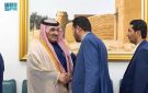 السفير آل جابر يثمن جهود فريق مفاوضات المحتجزين ويؤكد دعم المملكة للإفراج الكامل