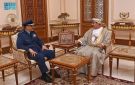 سلطان عمان يمنح قائد القوات الجوية الملكية السعودية وسام عمان العسكري