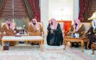 نائب أمير تبوك يعزي أسرة الخريصي في وفاة وكيل الإمارة السابق