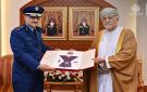سلطان عمان يمنح قائد القوات الجوية السعودية وسام عمان العسكري