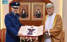 سلطان عمان يمنح قائد الجوية السعودية الوسام العسكري 