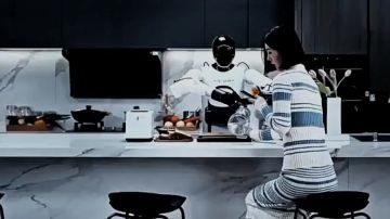 الصين تكشف عن أول روبوت يتعلم ذاتيا وينقل خبراته لزملائه.. فيديو