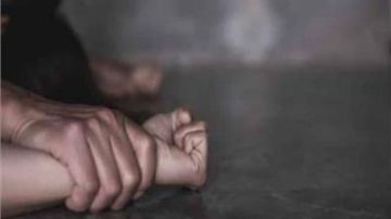 القبض على مراهق بتهمة الاعتداء على طالبة داخل حمام المدرسة القبض على مراهق بتهمة الاعتداء على طالبة داخل حمام المدرسة