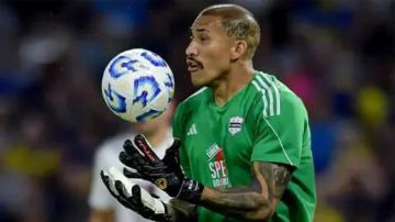 حارس مرمى يهدي المنافس هدفا بطريقة غريبة حارس مرمى يهدي المنافس هدفا بطريقة غريبة