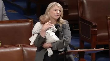 نائبة أميركية تحتضن طفلها الرضيع خلال كلمتها في مجلس النواب .. فيديو نائبة أميركية تحتضن طفلها الرضيع خلال كلمتها في مجلس النواب .. فيديو