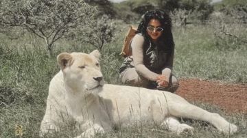 نجلاء الودعاني تفاجئ متابعيها بظهور جريء مع أسد.. صور