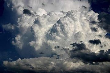 إنذارات جوية تشمل 8 مناطق.. الأمطار والسيول تعود بقوة إلى أجواء المملكة