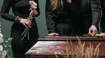 سقوط مروع لحاملي النعش في القبر خلال مراسم الدفن .. فيديو