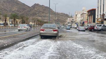 هطول أمطار خفيفة إلى متوسطة على عدد من أحياء العاصمة المقدسة