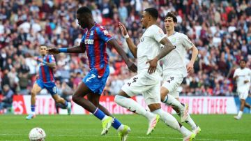 كريستال بالاس يعبر أستون فيلا ويبلغ نهائي كأس الاتحاد