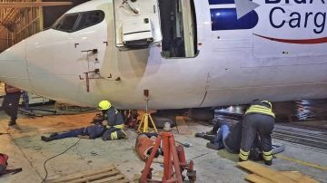 سقوط مفاجئ لطائرة أثناء الصيانة يسحق 3 مهندسين.. صور