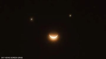 وجه مبتسم يضيء السماء فجر الجمعة.. اقتران فلكي نادر يترقبه العالم
