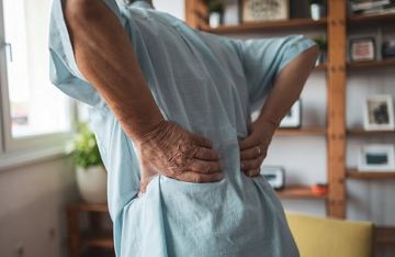 يضرب خلايا الزومبي.. دراسة تقدم علاجا ناجحا لآلام أسفل الظهر المزمنة