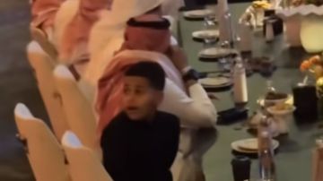 خالد ابن الفنان محمد عبده يتفاعل مع الجمهور وهم يهتفون باسم والده فيديو خالد ابن الفنان محمد عبده يتفاعل مع الجمهور وهم يهتفون باسم والده فيديو