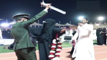 البراء العتيبي يفي بوعده لوالدته يوم تخرجه من كلية الدفاع الجوي .. قيديو البراء العتيبي يفي بوعده لوالدته يوم تخرجه من كلية الدفاع الجوي .. قيديو